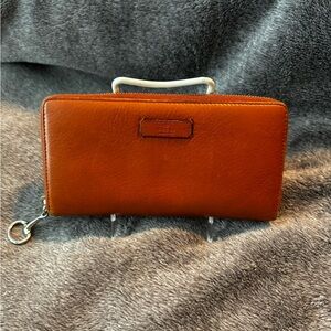 Gucci Luxurious Soft Leather Zippered Wallet Silver Hardware Practical Elegance